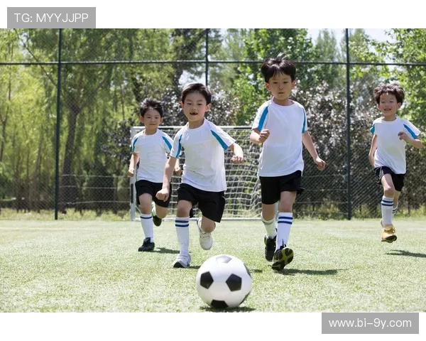 科学解析足球孩子腿部按摩方法助力成长与运动表现全面提升 科学解析足球孩子腿部按摩方法助力成长与运动表现全面提升