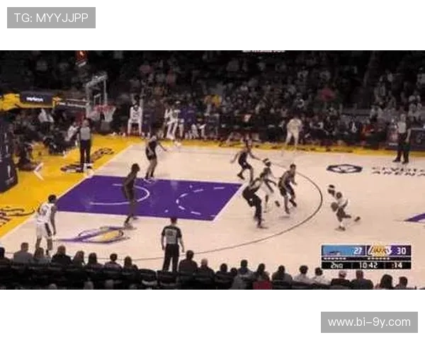 足球巨星跨界加盟湖人球队引发全球体坛轰动热议话题持续升温不断